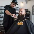 kadeřnická a barberská pláštěnka Angry Beards